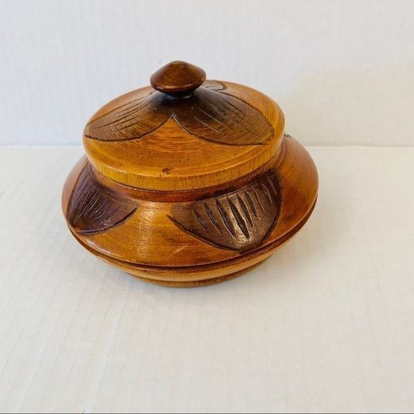 Wooden trinket dish with lid two tone foliage leaves - Picture 3 of 11